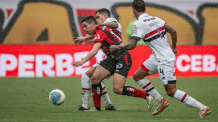 Com um jogador a menos, Vitória perde para o São Paulo no Barradão e segue sem vencer no Brasileiro